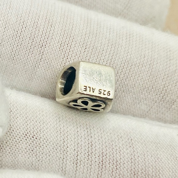 EUC Pandora 790473CZB Sterling Silver Scalloped Purse w/ Blue Zirconia - Picture 7 of 8